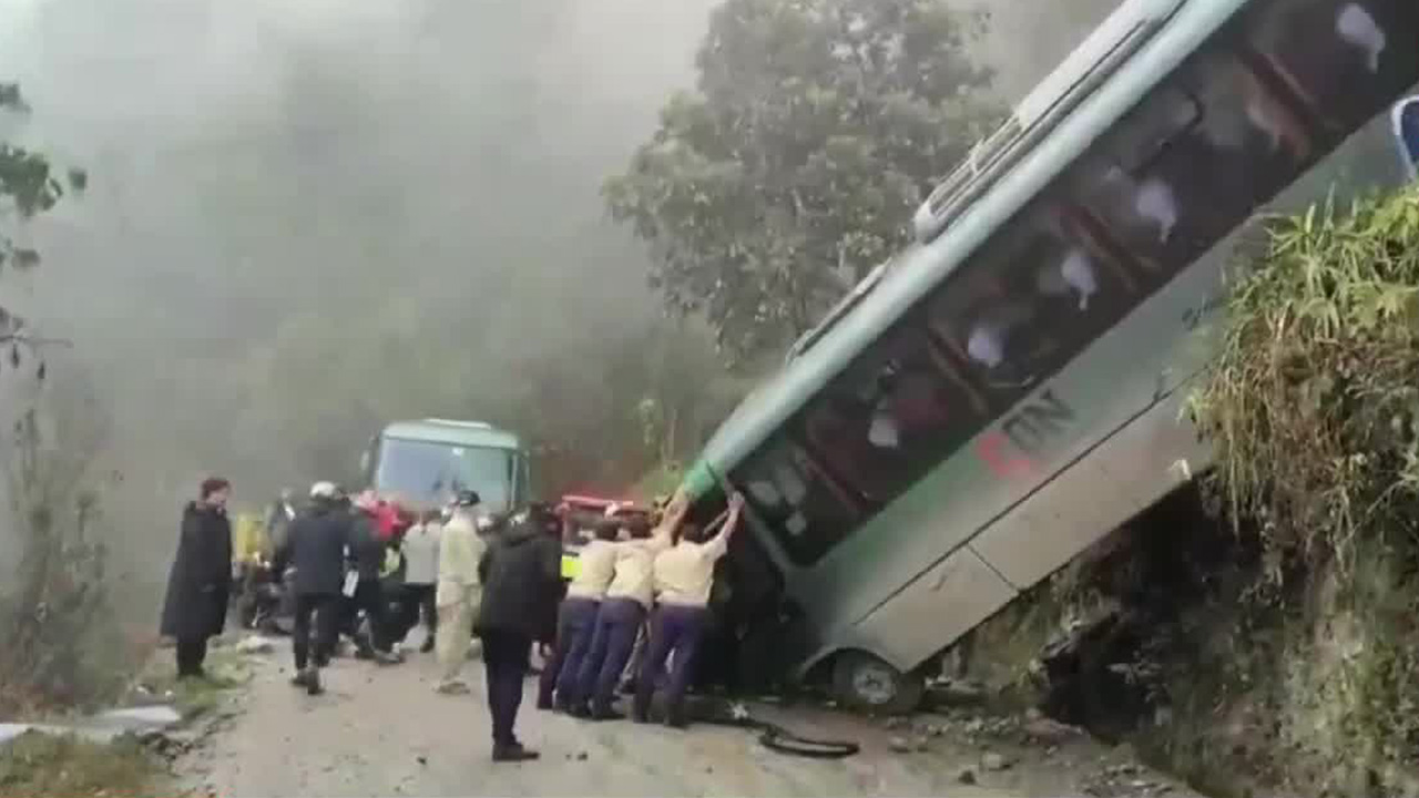 Continúan las investigaciones por el accidente del autobús turístico en Perú