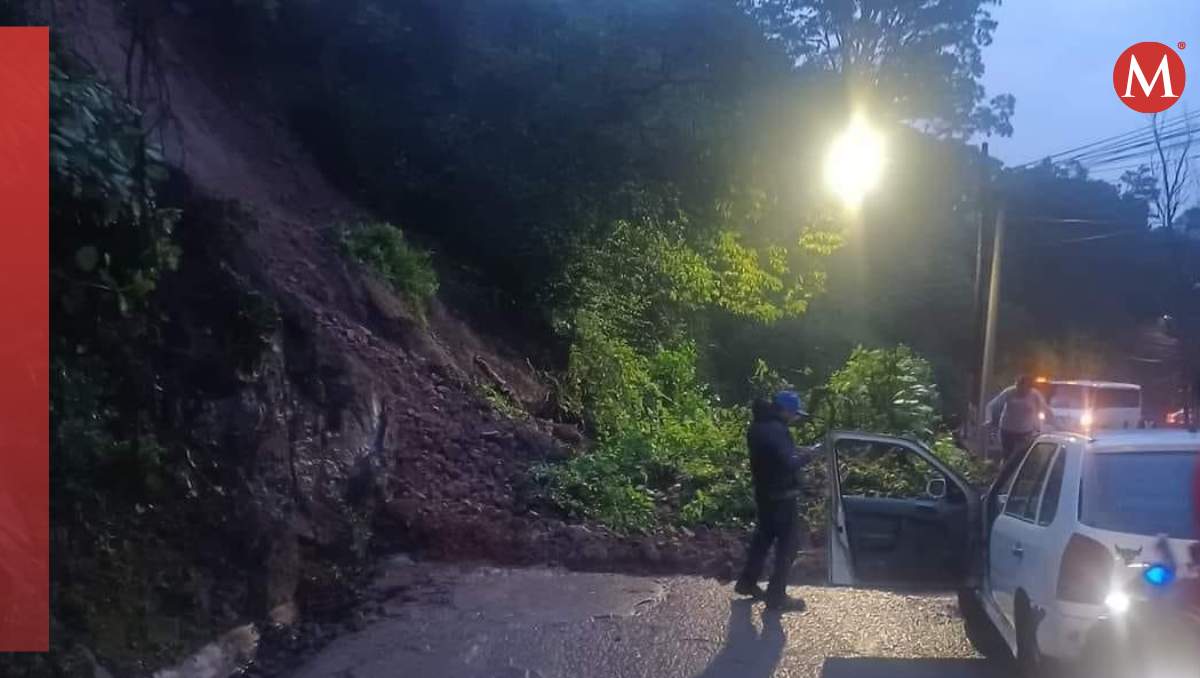 Deslave en  tramo de la carretera Naucalpan-Huixquilucan, impide el paso a decena de personas. Especial