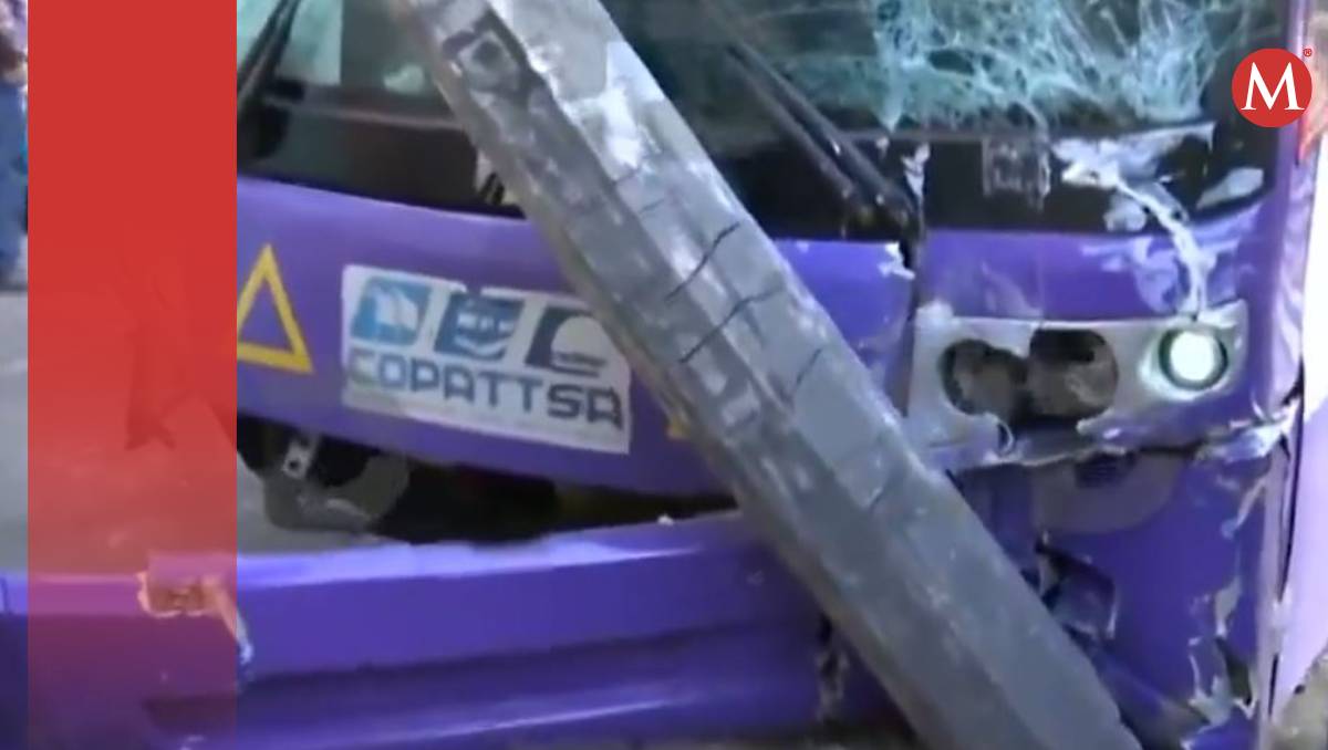 El camión de pasajeros impactó contra un poste (Especial)