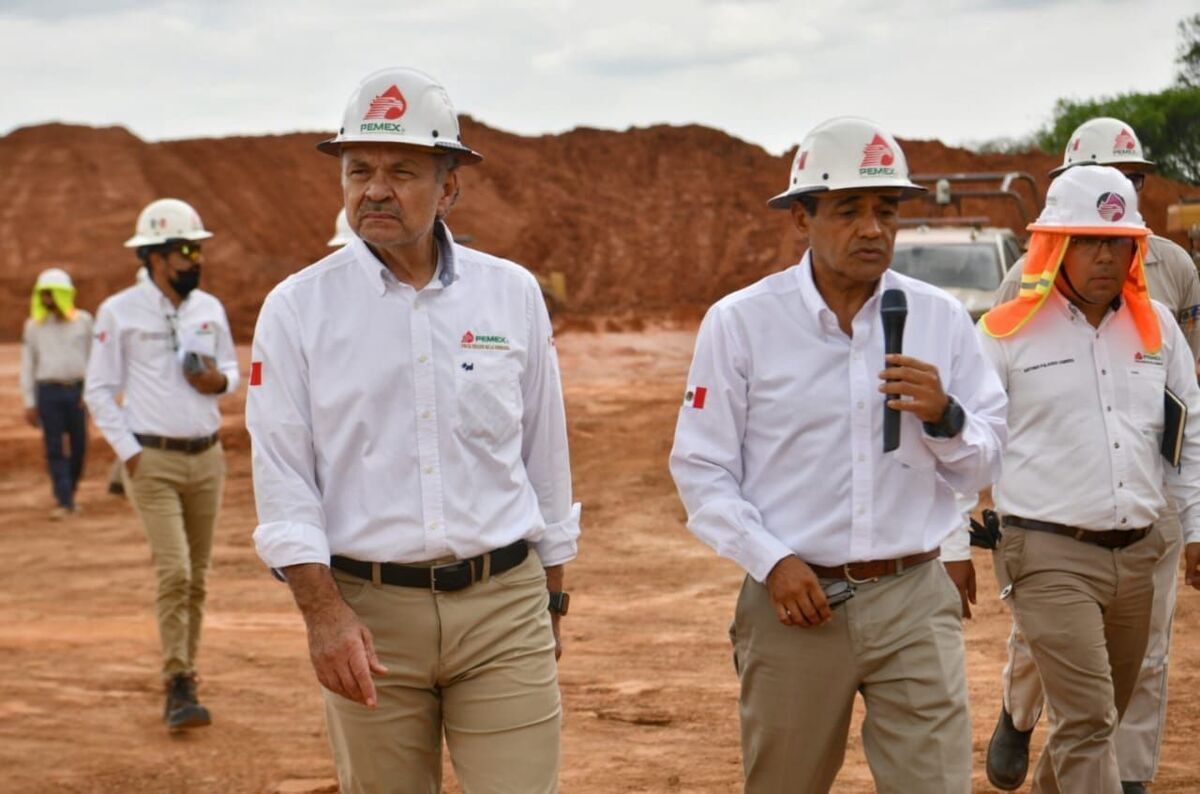 Equipo de Pemex en el campo Sitio Grande supervisando la perforación.