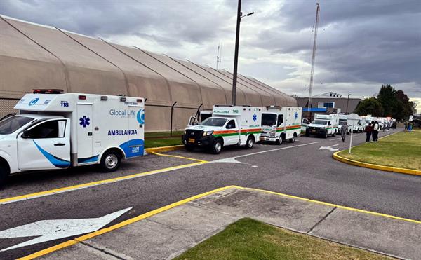 Fotografía cedida por el ministerio de defensa de Colombia de ambulancias a la espera de militares heridos en un ataque a la base militar | Foto: EFE