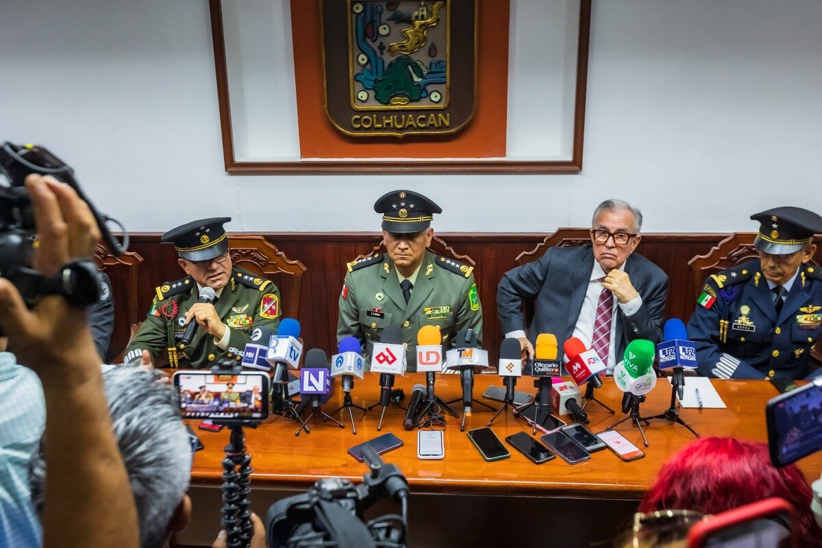 El gobernador Rubén Rocha Moya con mandos militares de Culiacán en conferencia de prensa por la delincuencia organizada. | Especial