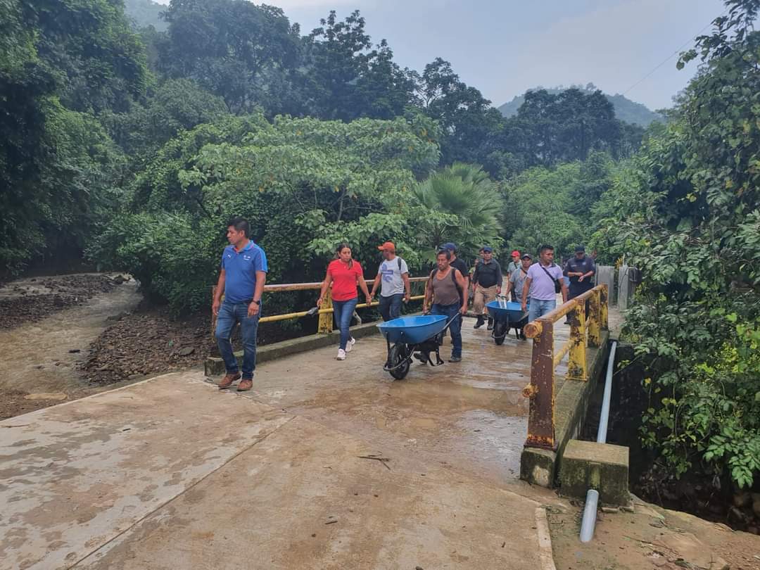 Limpieza y retiro de escombros tras lluvias en Xochiatipan.