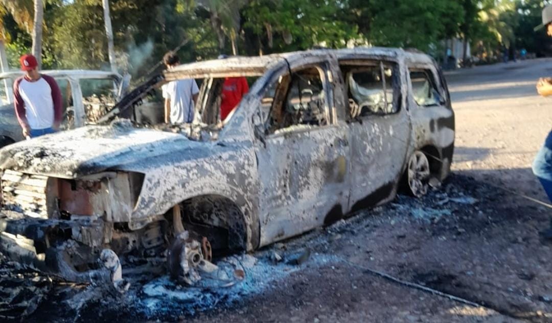 Los sicarios incendiaron algunos vehículos en el poblado.