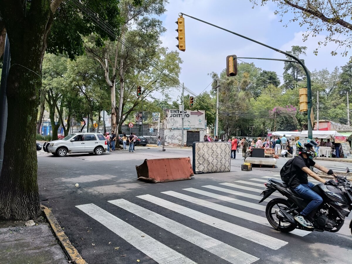 Vecinos bloquearon con muebles la avenida San Fernando. (Foto: @Manuel010578)