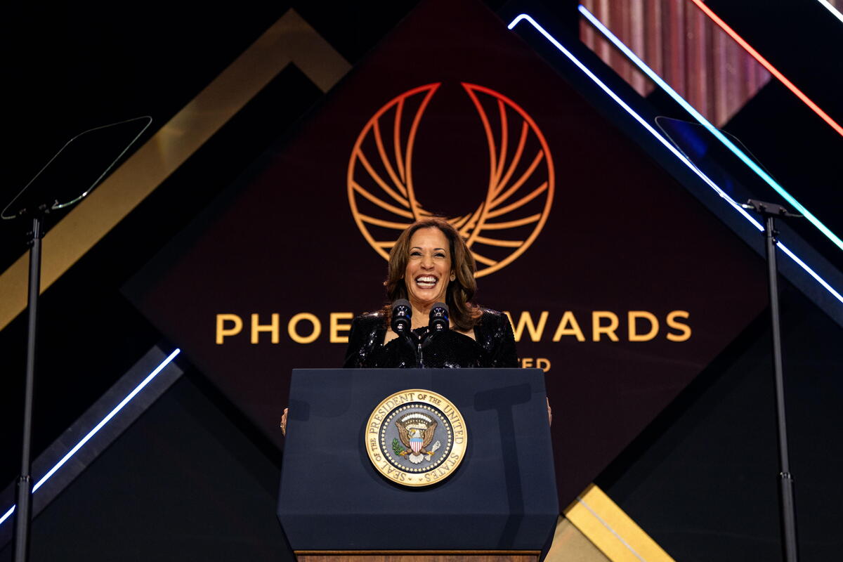 La vicepresidenta de los Estados Unidos, Kamala Harris, hablando durante la cena de los premios Phoenix 2024 en Washington, DC. | Foto: EFE