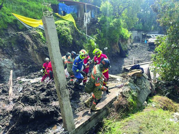 En la zona continúan las tareas para la remoción de los escombros. ESPECIAL