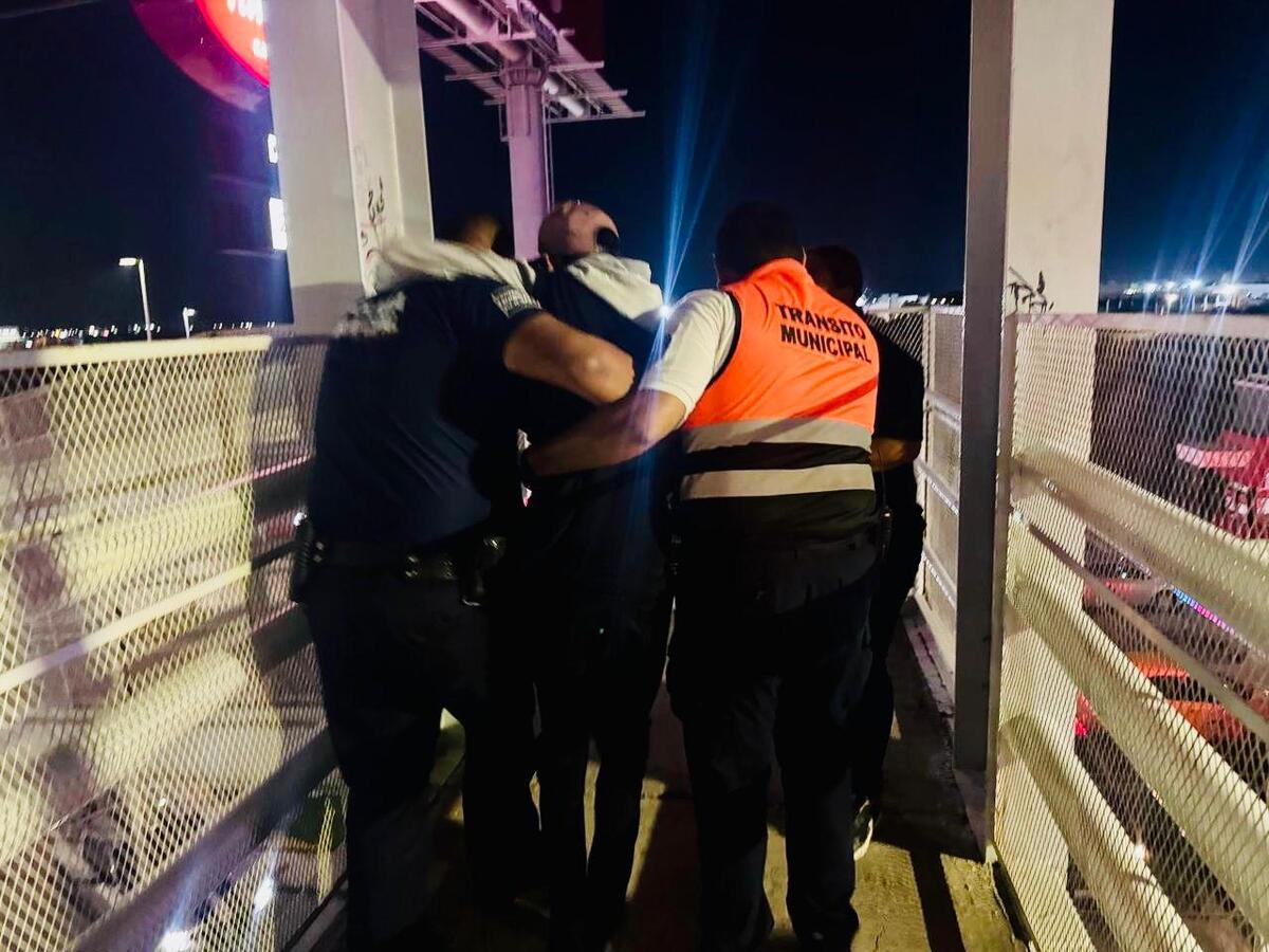 Agentes de la Policía Municipal y Tránsito y Vialidad rescatan a joven. | Especial