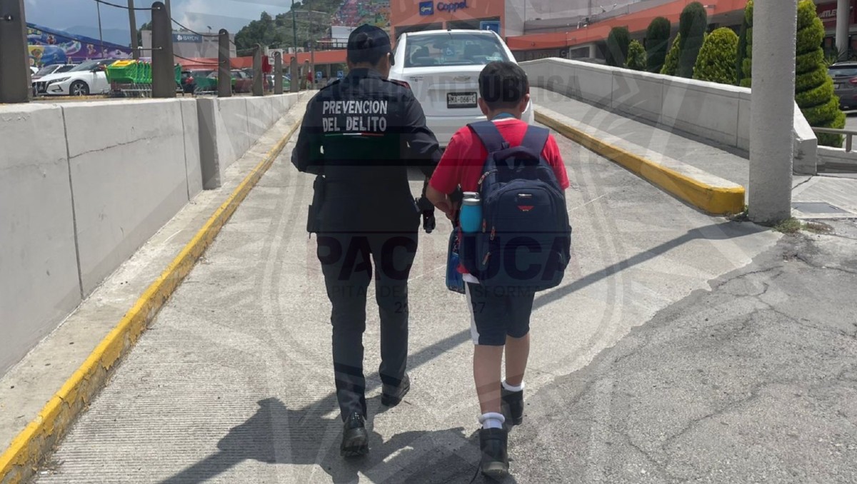 En Plaza Bella, Pachuca, elementos de la policía localiza a un menor reportado como desaparecido