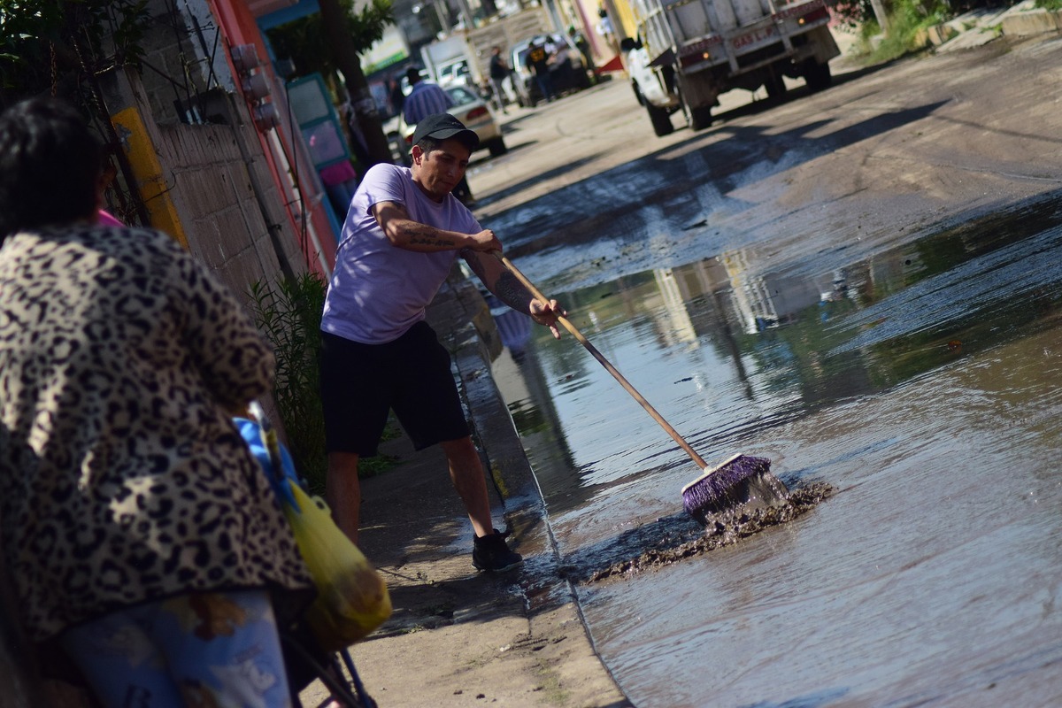 Pobladores de Tula sacan el agua de sus viviendas. (Francisco Villeda)