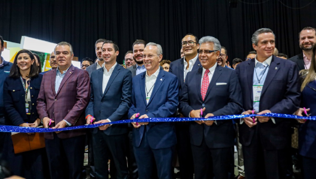 El presidente nacional de Coparmex cortó el listón que marcó el inició de la FIEE 2024. Foto: (Edgar Segura)