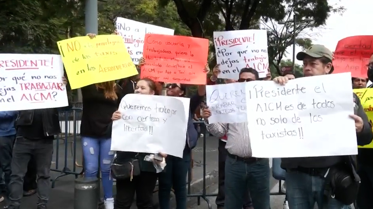 Taxistas de aplicación protestan por prohibición en el AICM