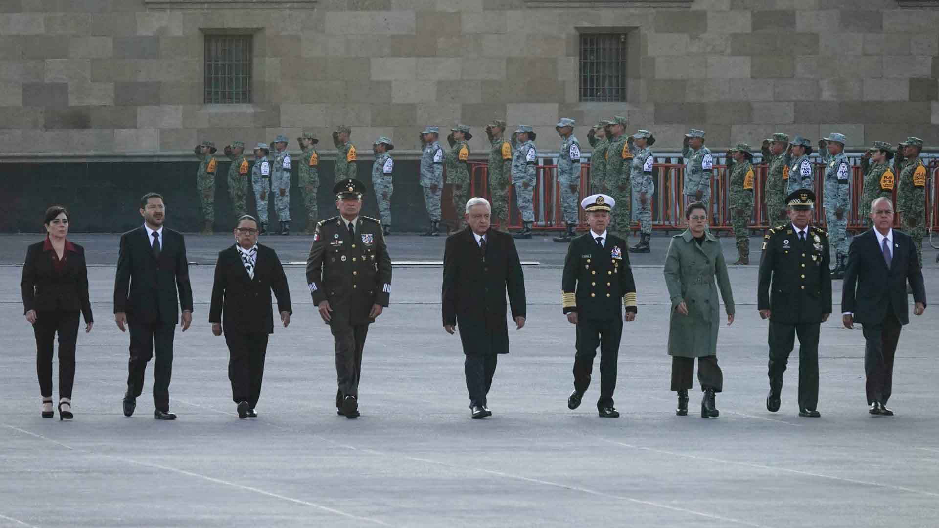 AMLO encabeza izamiento de bandera a media asta por víctimas de sismos