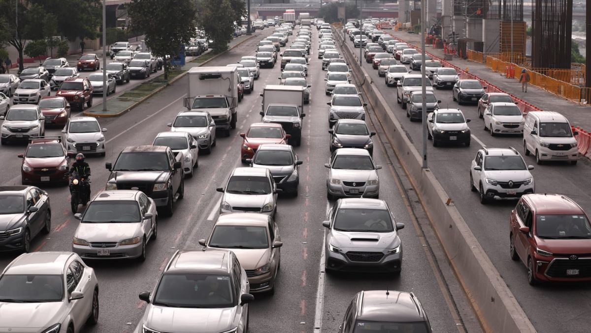 Carga vehicular en avenida Constitución tras cierre vial en túnel de la Loma Larga | Luis Guerra.