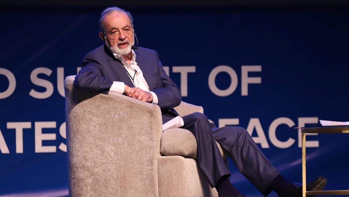 Carlos Slim Helú en la Cumbre Mundial de Premios Nobel de la Paz en Monterrey / Luis Guerra