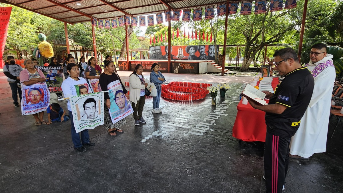 Familiares de los 43 normalistas desaparecidos celebraron una misa en su honor. | Especial