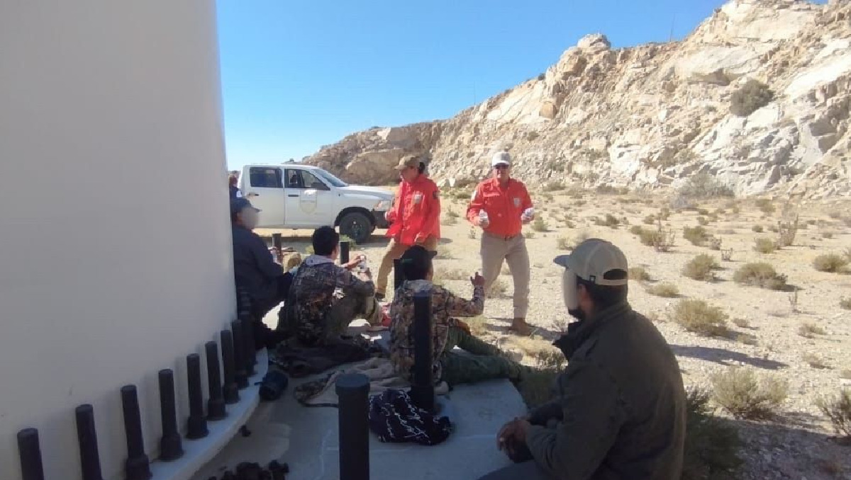 Los migrantes fueron rescatados por agentes del Grupo Beta tras ser abandonados por un traficante. | Especial