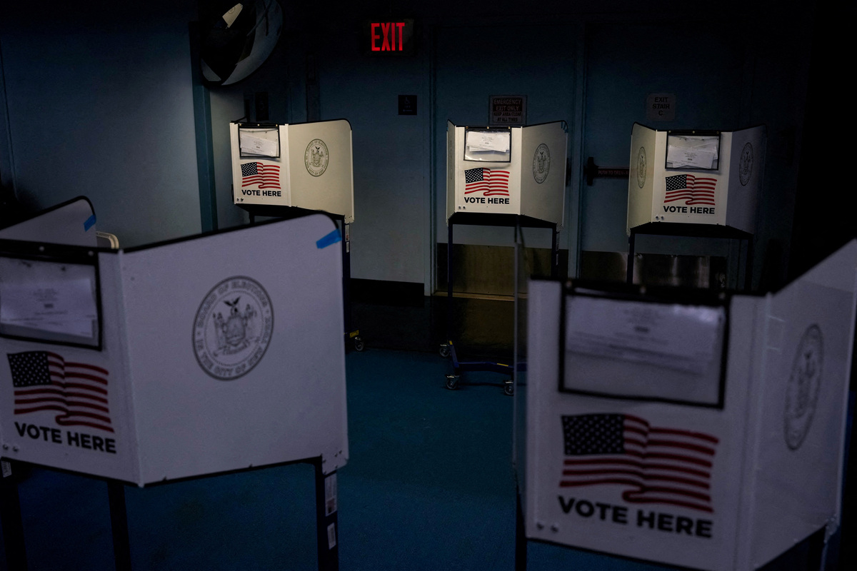 Cabinas de votación en un colegio electoral para las elecciones primarias presidenciales de Nueva York. | Reuters