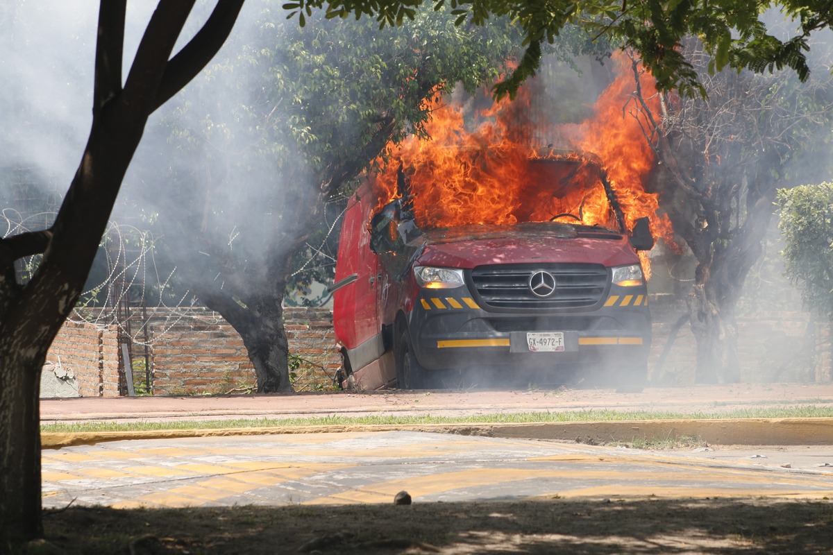Normalistas lanzan petardos en instalaciones militares de Iguala- Grupo Milenio