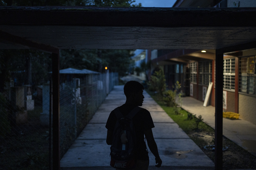 Un estudiante camina por el campus de la escuela Normal Rural Raúl Isidro Burgos, en Ayotzinapa | Agencia AP