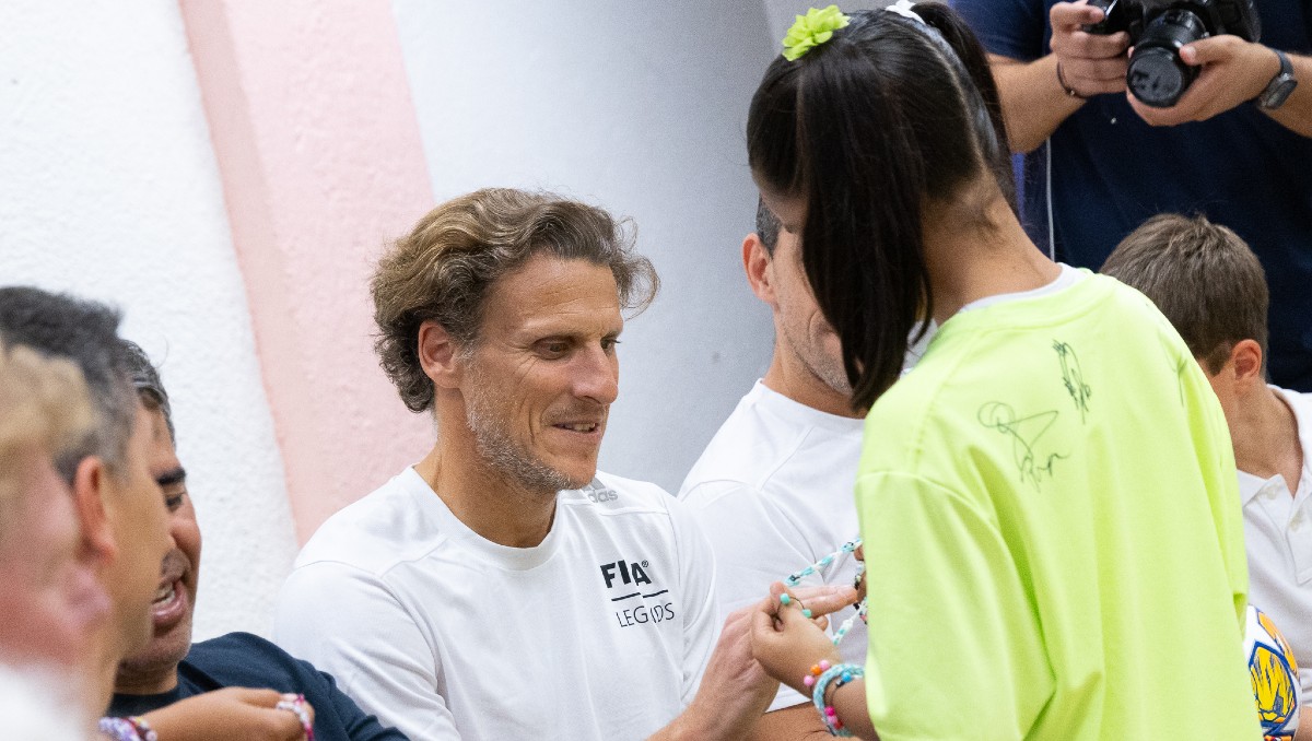 Forlan y ex jugadores visitan primarias previo a juego de Leyendas (X: @Rayados)