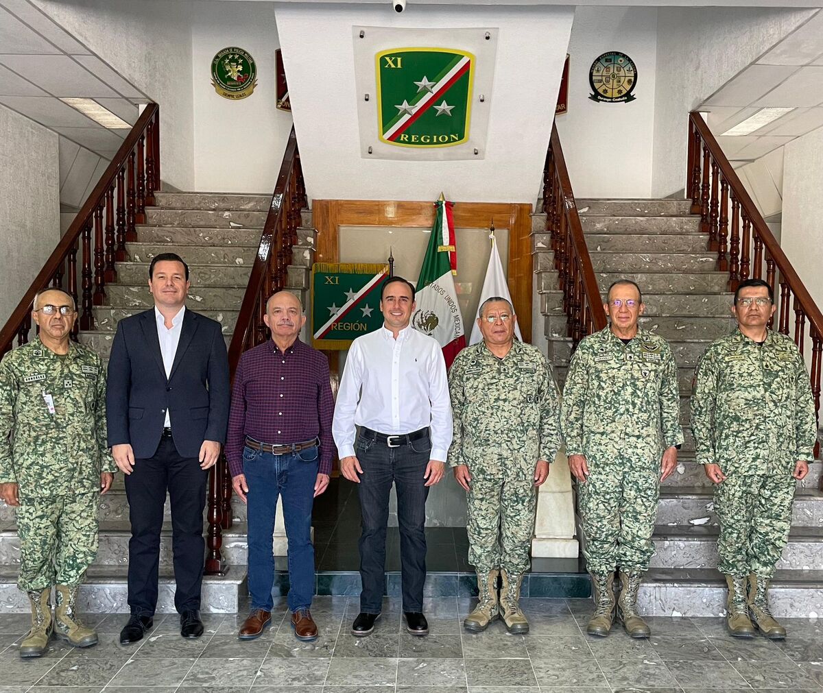 El gobernador Manolo Jiménez sostuvo ayer una reunión con el comandante de XI Región Militar en Torreón. | Especial