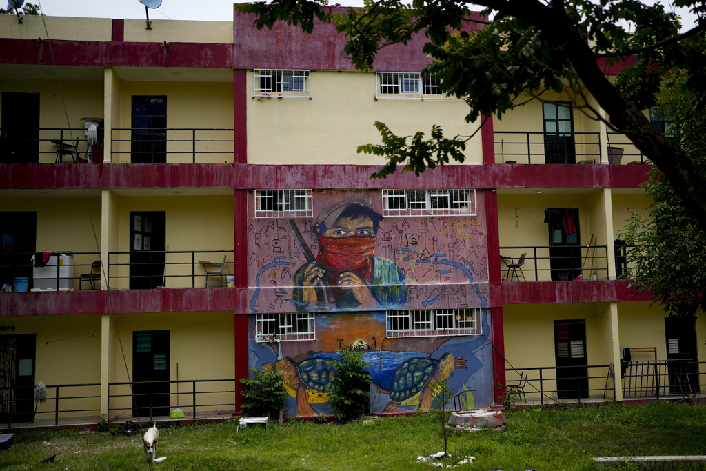 Un mural cubre los cuartos de la escuela Normal Rural Raúl Isidro Burgos en Ayotzinapa | Agencia AP