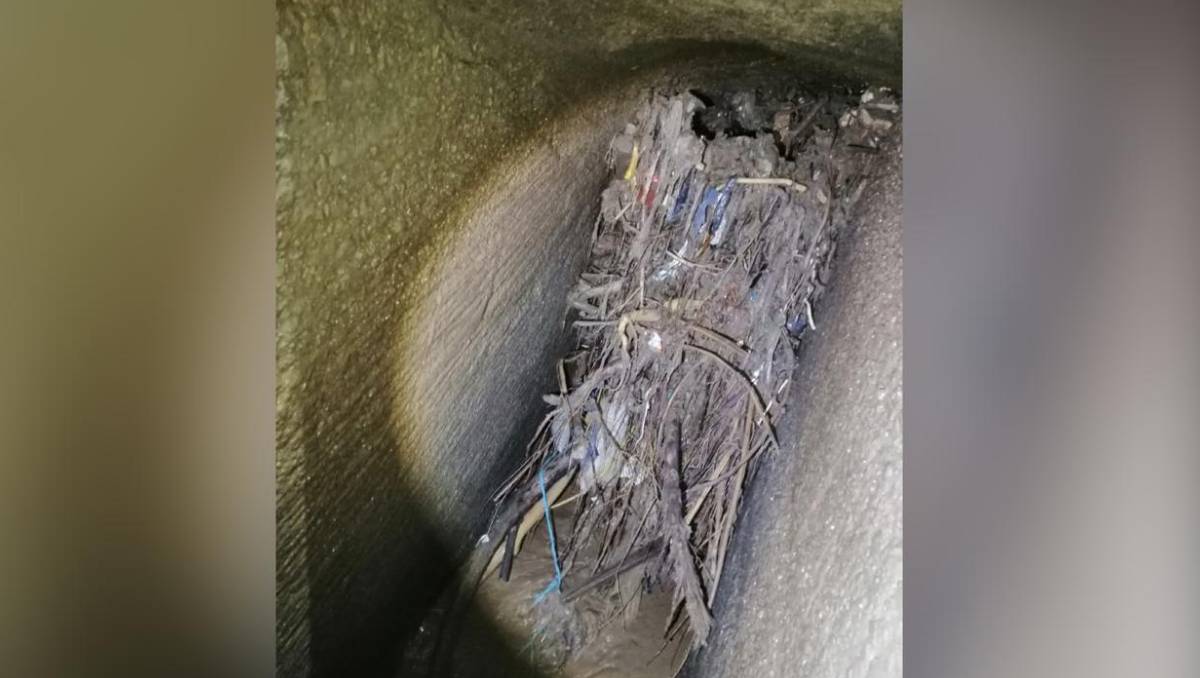 El OCAVM y autoridades locales instalan bombas para reducir el agua y limpiar la presa de basura acumulada. Especial