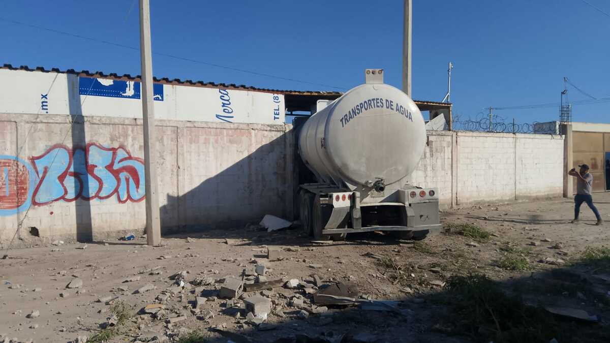 La pipa derribó la barda de un taller mecánico (Especial)