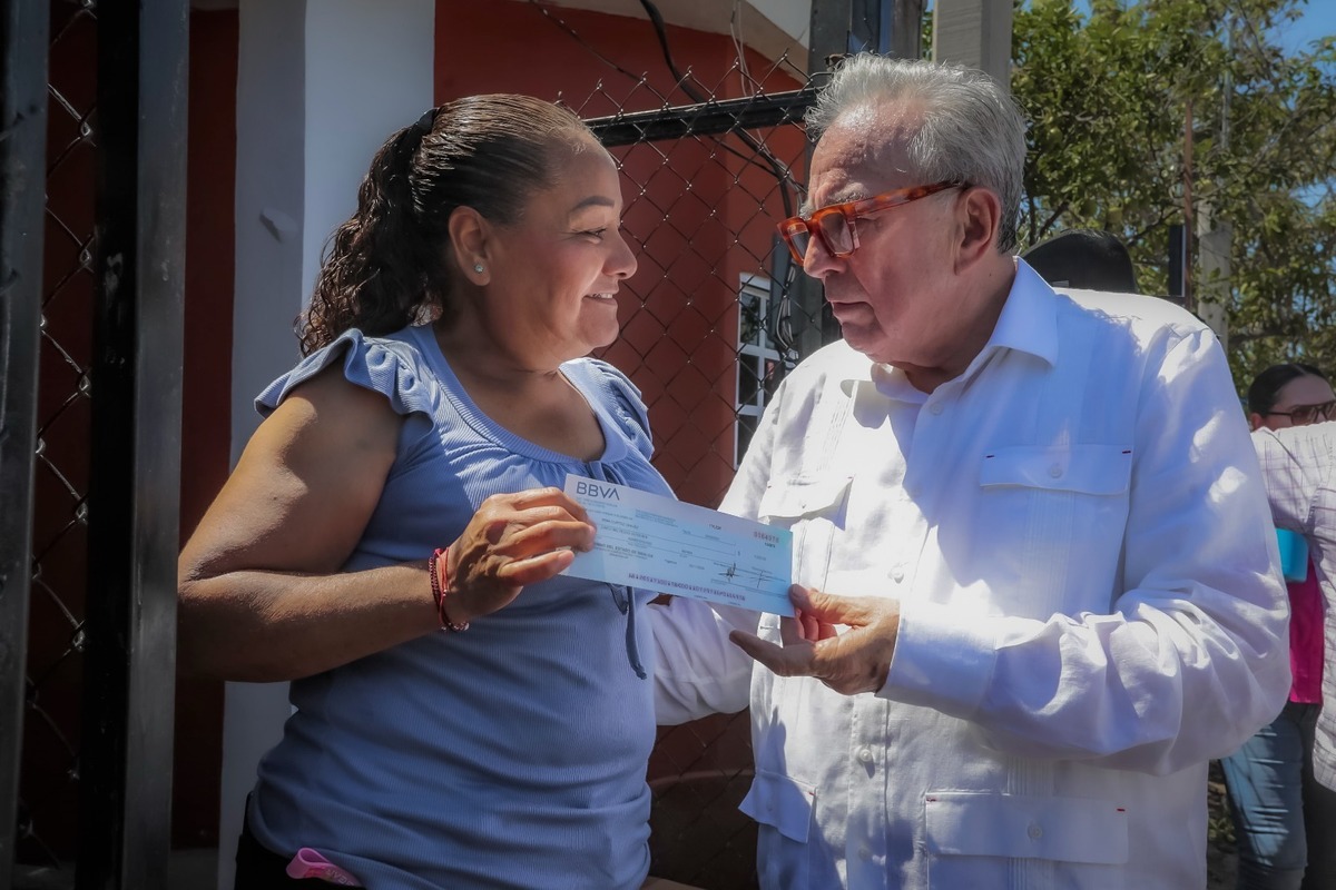 Rubén Rocha Moya entregando apoyos económicos a personas afectadas "Ileana" (foto: especial)