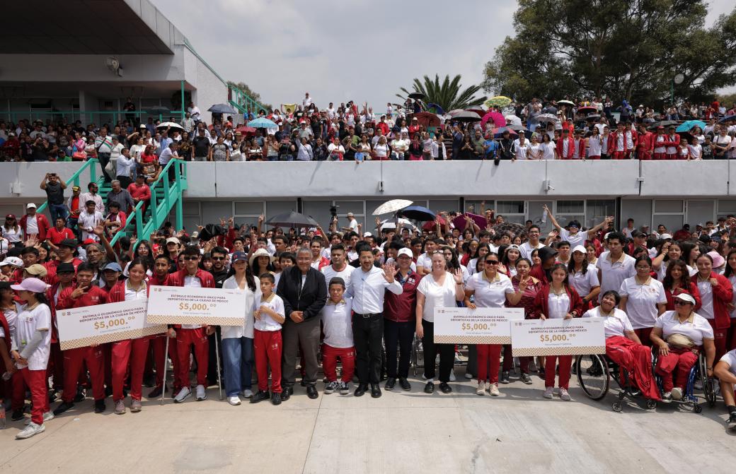 Gobierno de CdMx entrega apoyo económico a atletas. (Foto: @martibatres)