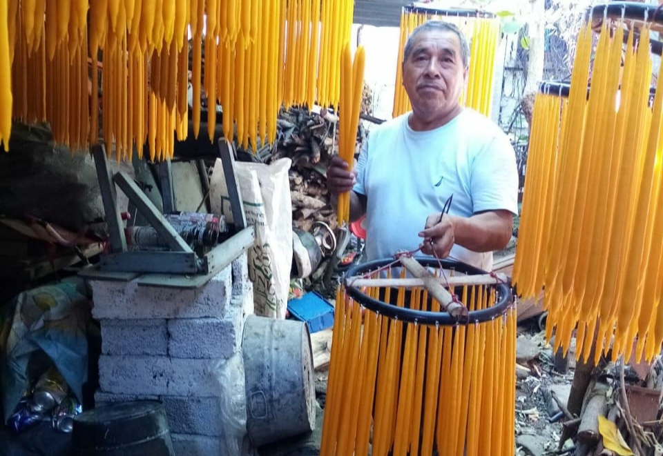 José Ramírez del Barrio Chalahuitzintla se dedica a la fabricación de velas. (Wendy Salazar)