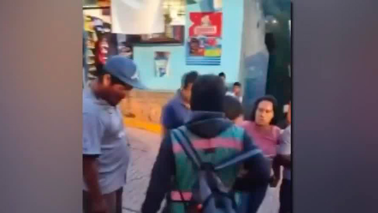 En Oaxaca, padres de familia someten a presunto acosador sexual en una escuela
