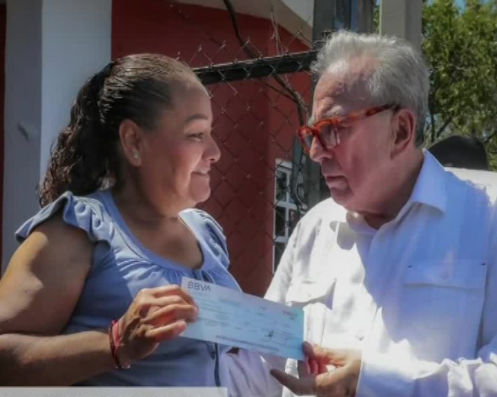 Rubén Rocha entrega apoyos a afectados tras 'Ileana'