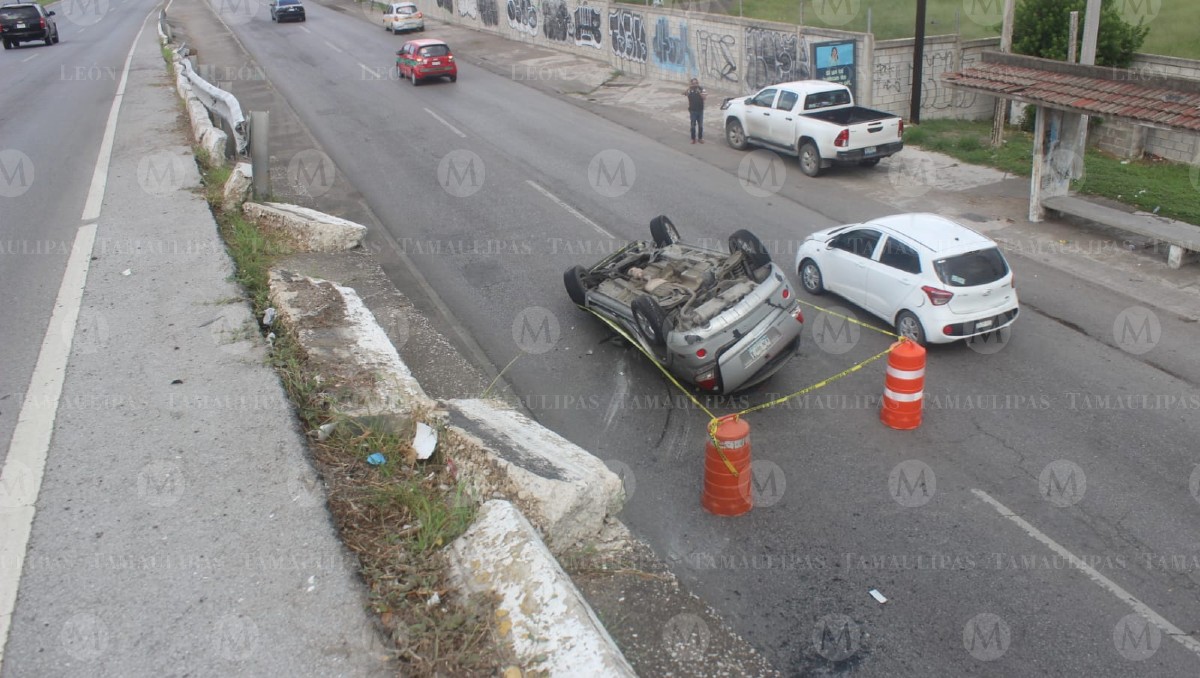 Cae automóvil del paso a desnivel del aeropuerto de Tampico. (Sergio Sánchez)