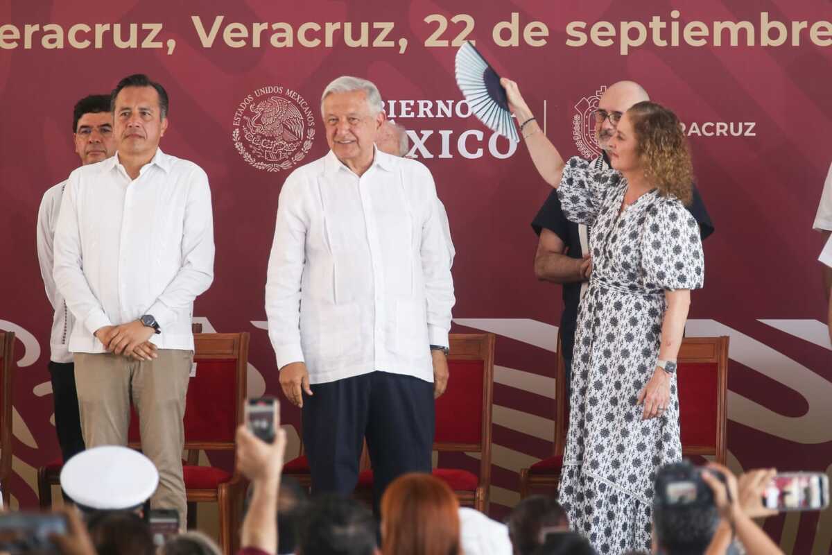 Cuitláhuac García se despide de AMLO | Foto: Araceli López