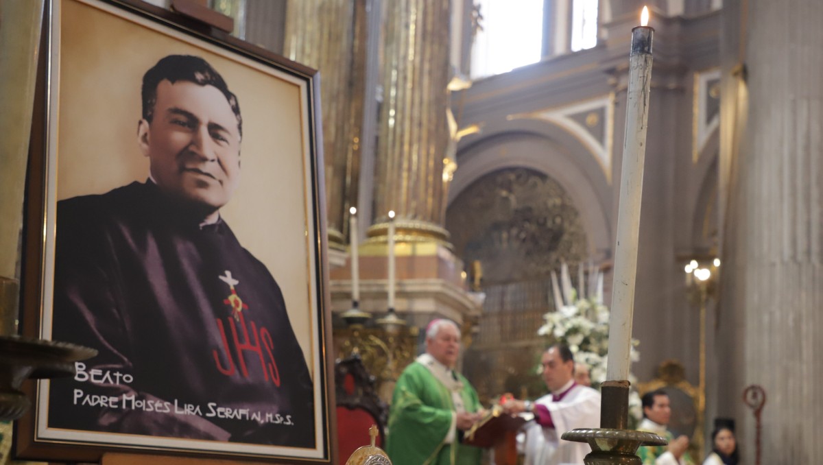 Entronización a la Basílica Catedral de Puebla de la reliquia de primer grado del Beato Moisés Lira | Agencia Es Imagen