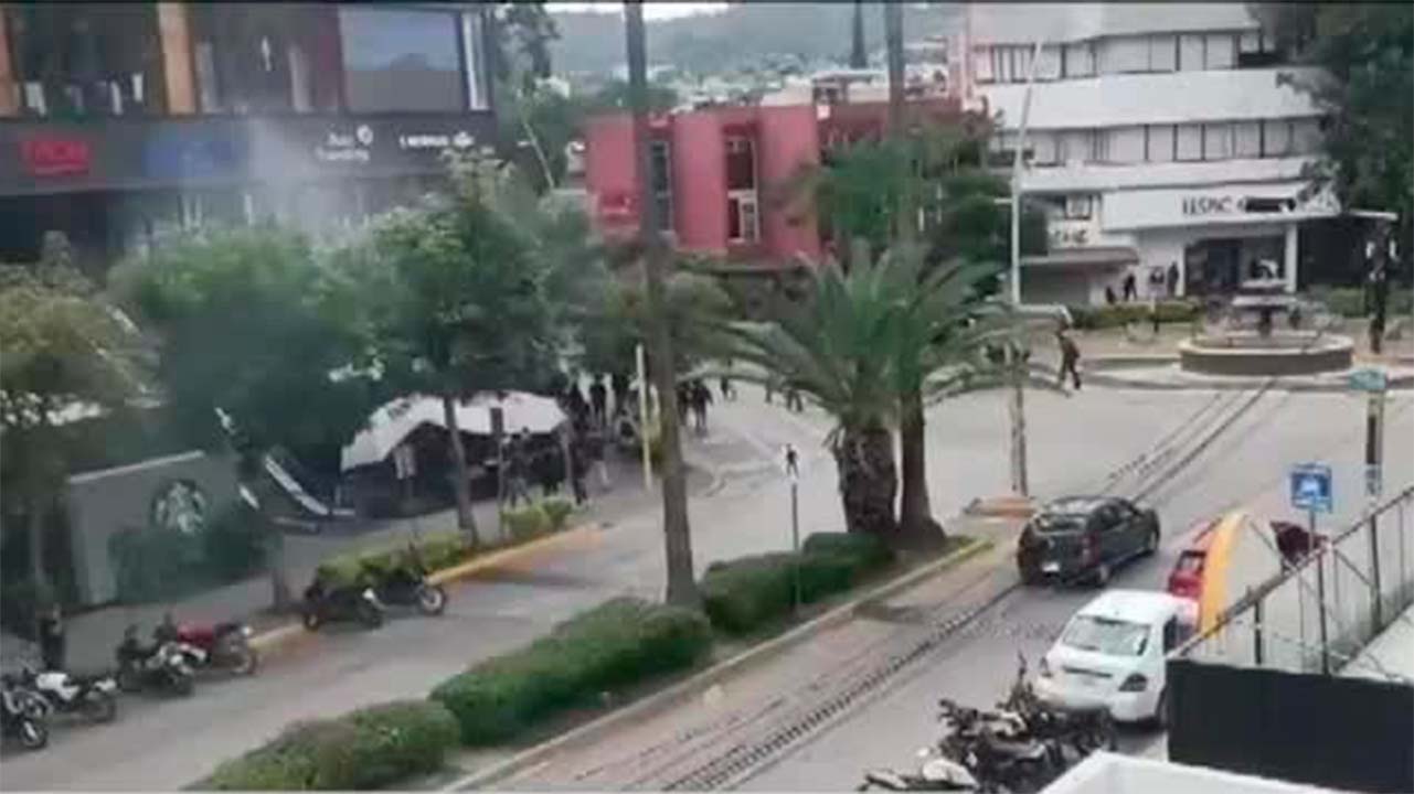 Estudiantes normalistas vandalizan en Oaxaca por represión policial