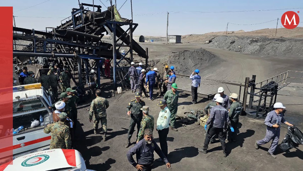 Los rescatistas mantienen sus labores para recuperar los cuerpos de trabajadores. | AP