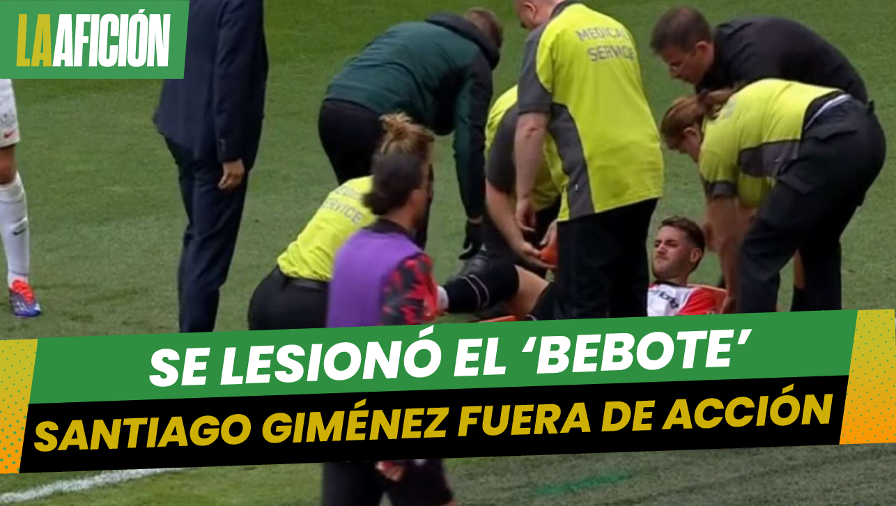 Santiago Giménez es retirado en camilla tras lesión durante el juego del Feyenoord y NAC