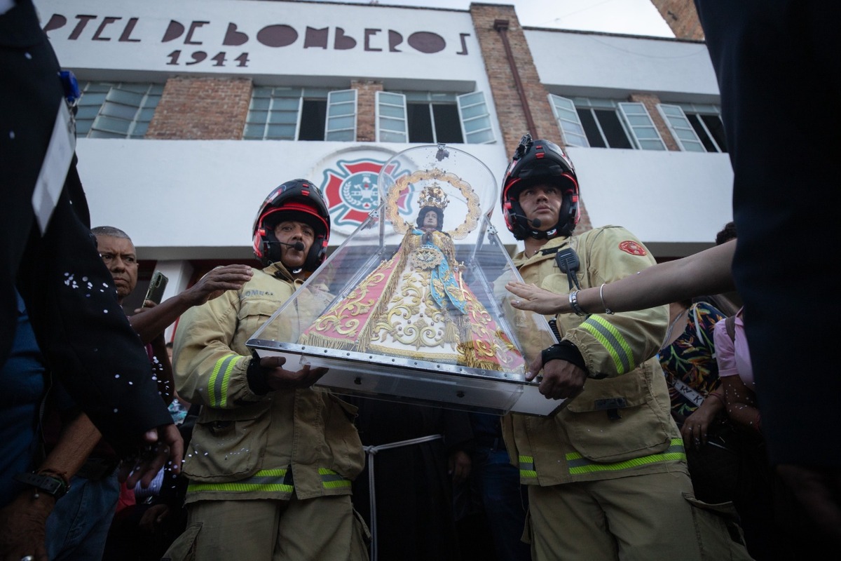 Bomberos de Guadalajara reciben a la Virgen de Zapopan en su base (Cortesía)