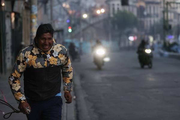 Un hombre corre durante un enfrentamiento entre simpatizantes del presidente de Bolivia, Luis Arce, y del líder del oficialismo, Evo Morales|Foto: EFE