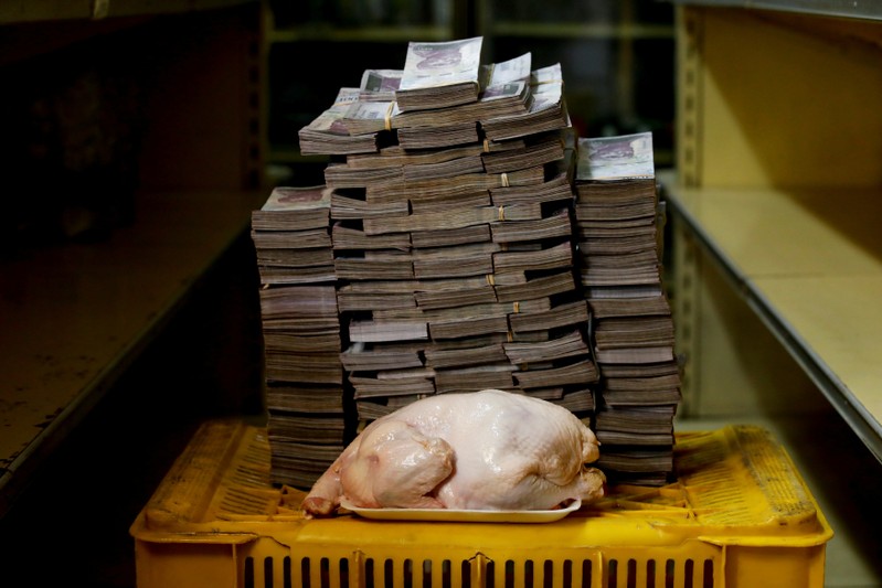 Imagen de archivo de un pollo y su equivalente en bolívares en un negocio en Caracas, ago 16, 2018. | Foto: Reuters