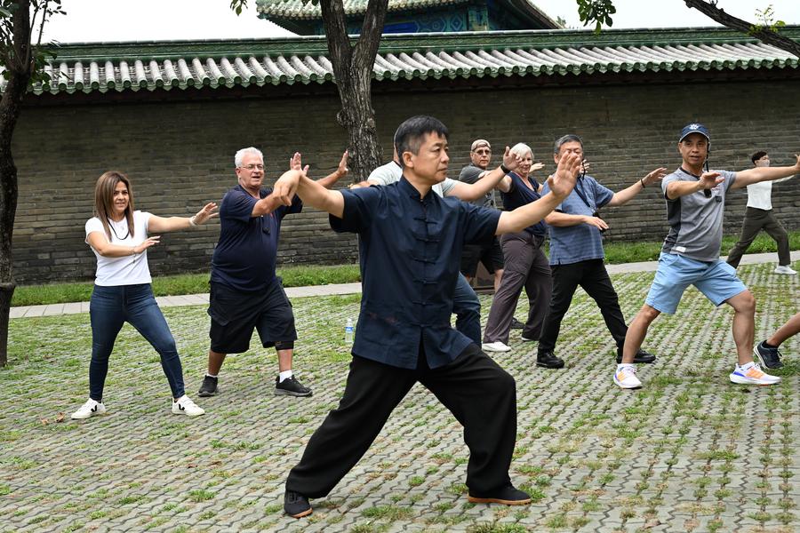 Miembros de una delegación de más de 10 agentes de viajes de Los Ángeles aprenden Tai Chi en Pekín. (Xinhua/Zhao Chenjie)