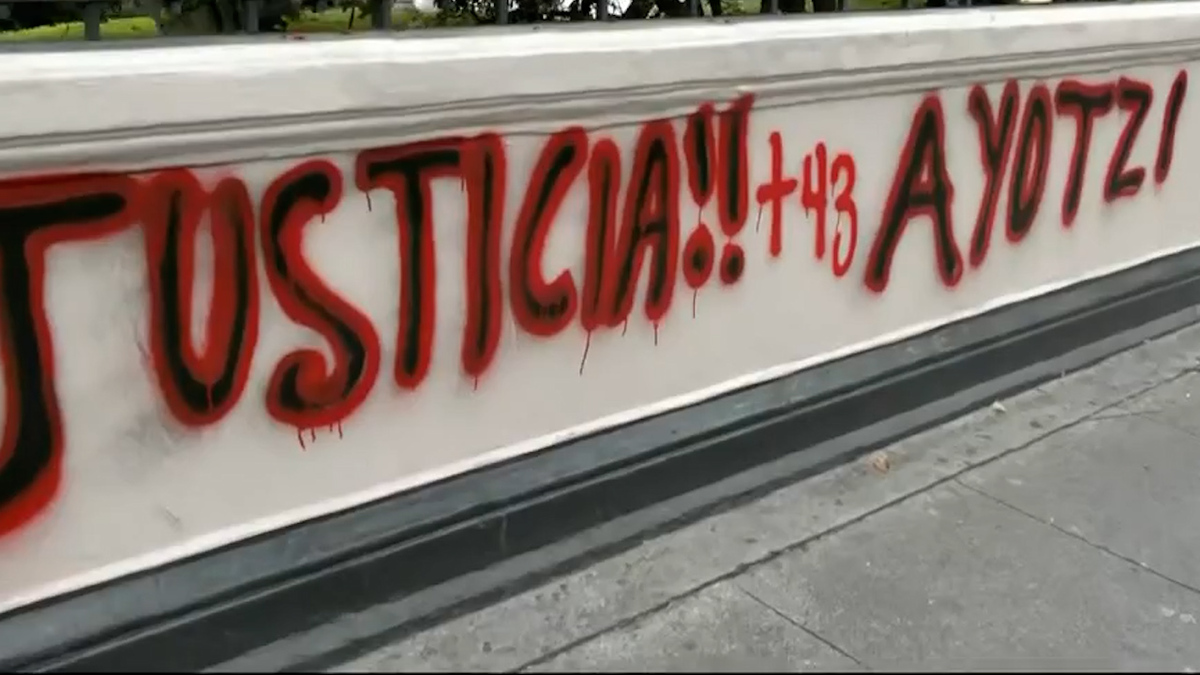 Normalistas de Ayotzinapa lanzan petardos a Segob durante protestas por los 43