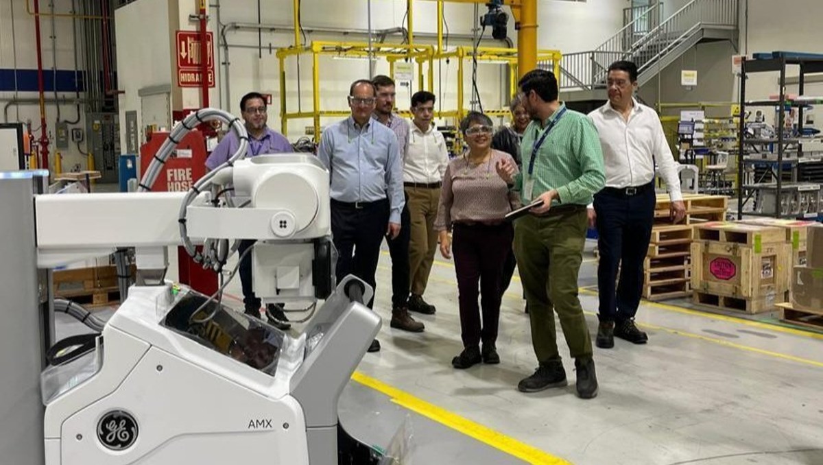Raquel Buenrostro visita planta de GE HealthCare en Apodaca. Foto: Especial