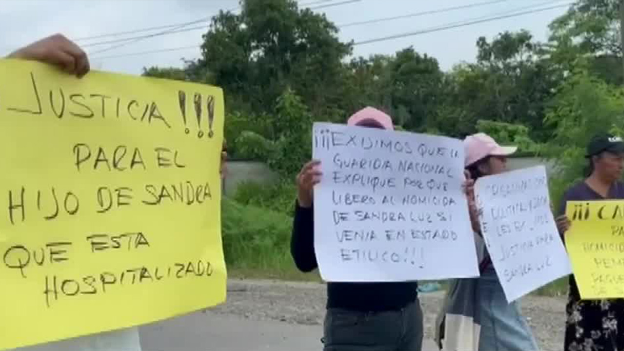 Realizan bloqueo para acusar a un trabajador de Pemex de asesinar a una habitante de Oteapan