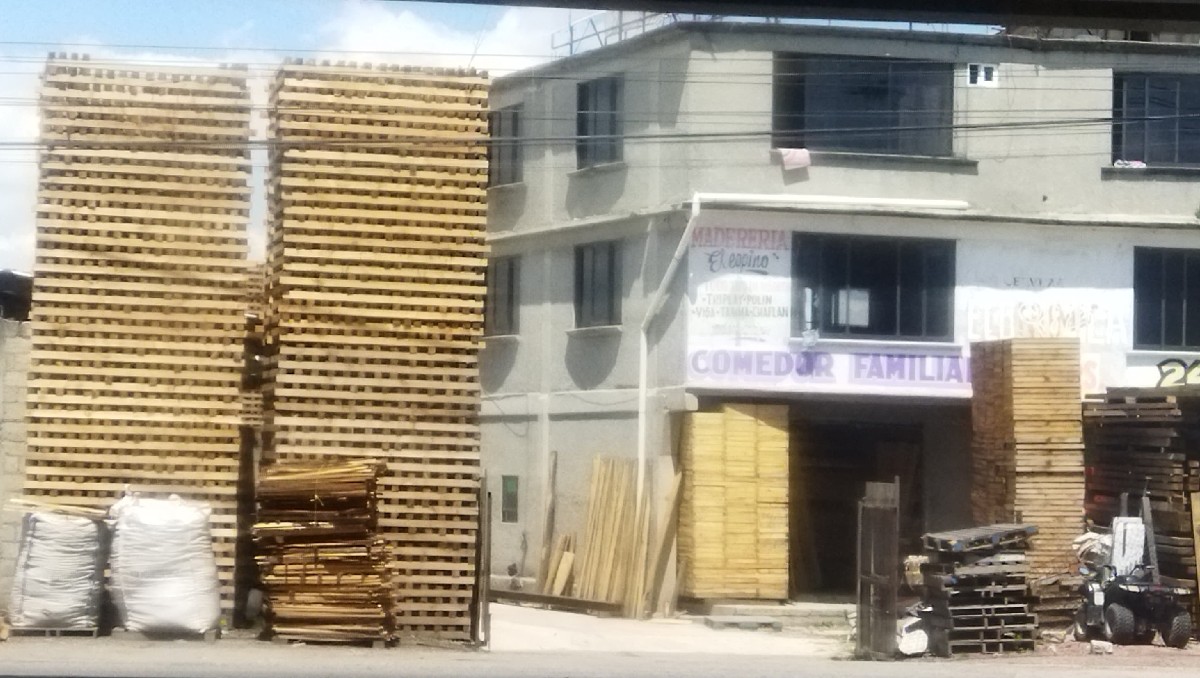 Las tarimas de madera se pueden usar por un año y después se utilizan generalmente para leña. Foto: (Alondra Ávila)