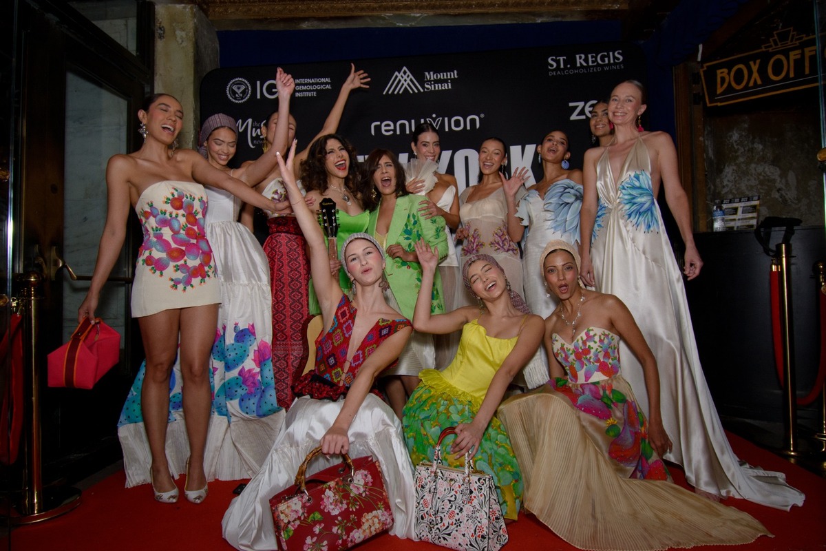 La diseñadora (de saco verde) celebra con sus modelos su éxito en Nueva York / Especial