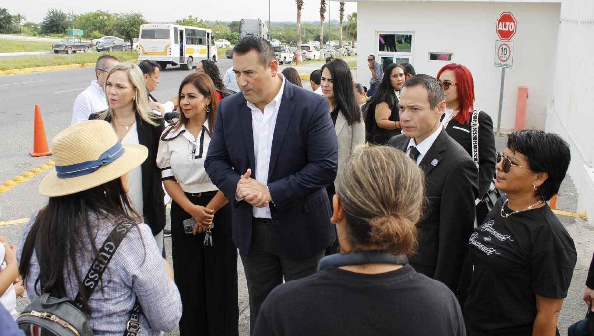 Legisladores esperaron para acceder a la sesión. (Yazmín Sánchez)